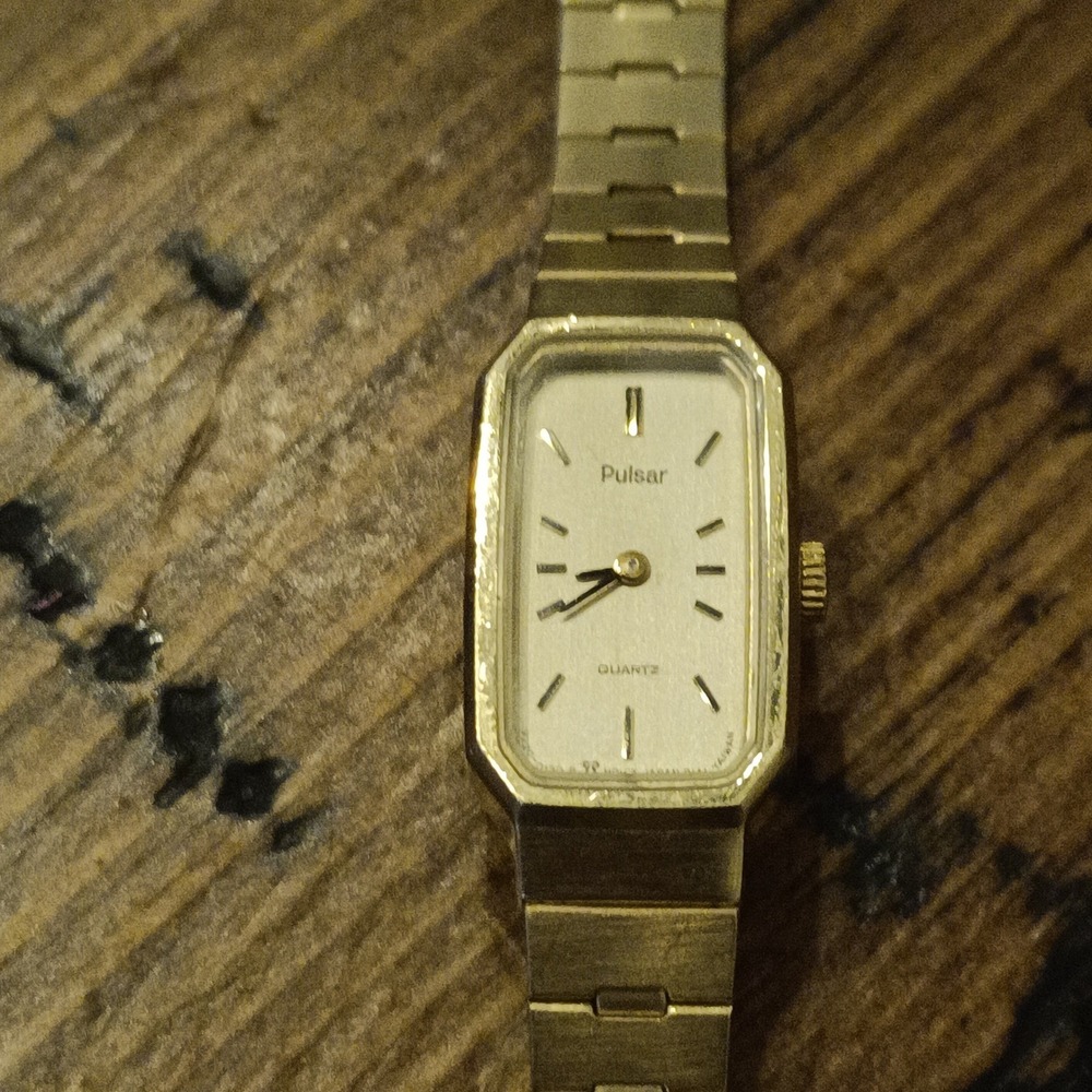 Pulsar V220-5100 Gold Tone Rectangular Dial Ladies Quartz Watch Needs battery Fa